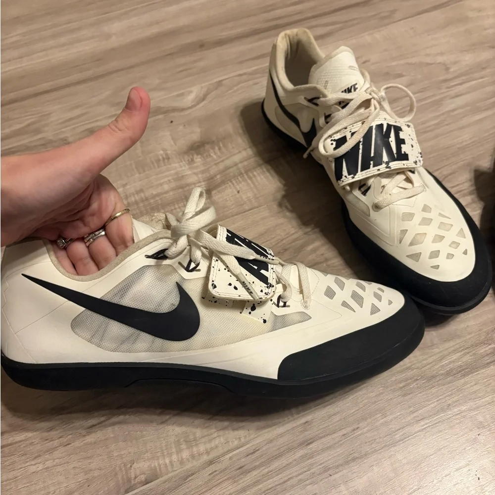 Nike Black and White Field Throws Shoes - Picture 5 of 5